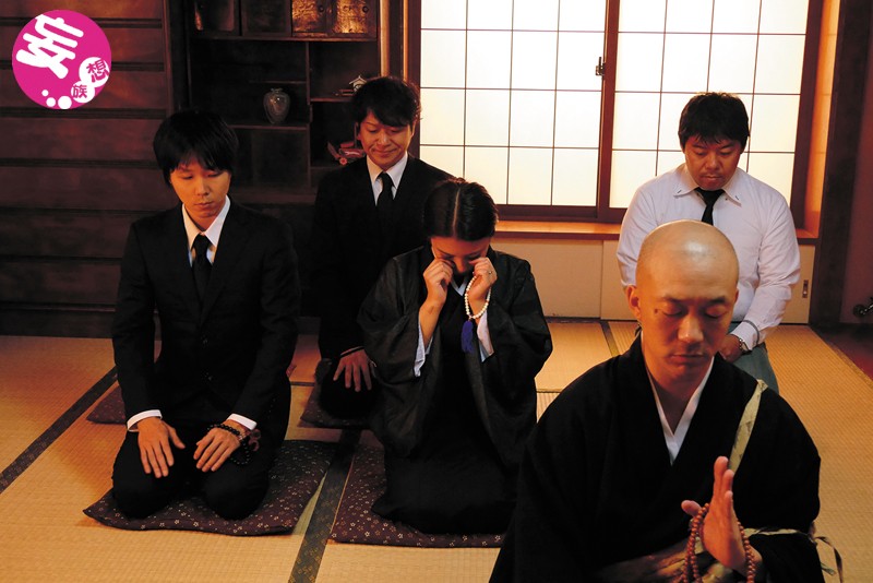 喪服とギャルママ 通夜の夜和尚さんが「お布施はお気持で…」と言うので股を開いていたウチのギャル嫁 松本メイ松本メイ