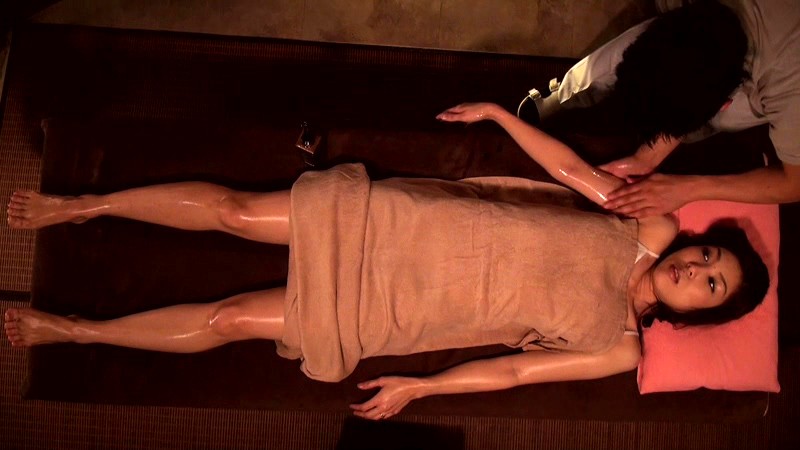 20代の美乳妻が通う発狂媚薬エステ