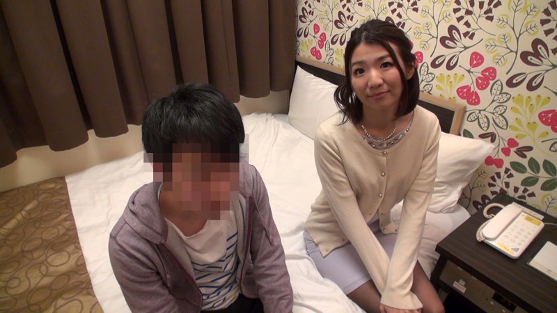 35歳以上の人妻さん限定！ 素人妻と童貞くんの筆下しドキュメント！ アナル丸見え杭打ち騎乗位で止まらない腰振り！合計17射精！