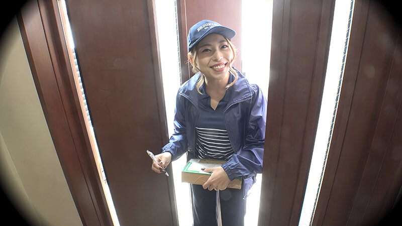 街でよく見かける地域担当の宅配パート妻 配達された勢いでガチ口説き！あっという間に他人ま〇こGET完了！
