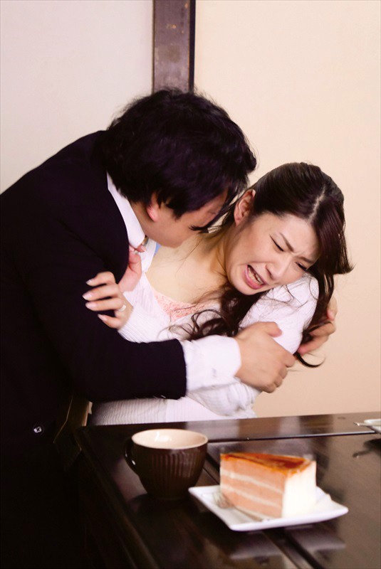 【胸糞注意】NTR 寝取られた嫁「あなた、ごめんなさい…」 夫の知らない所で他人に抱かれた人妻4人の物語高城彩・高木千里・二ノ宮慶子