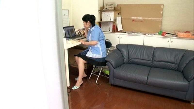 万引きする男子学生をオバサン店長が●す！！吉田涼子