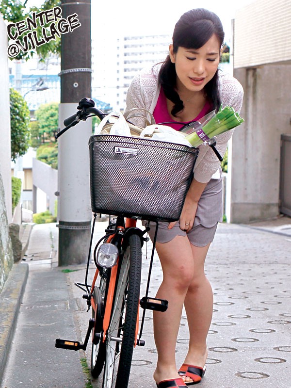 悲劇！ママチャリ妻 買い物帰りの尿意 とみの伊織とみの伊織