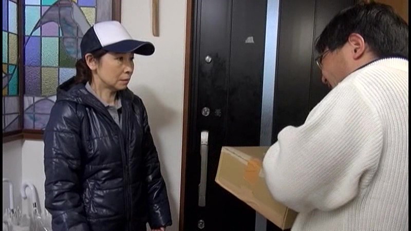 汗水垂らして働くおばさんが妙に艶っぽくて仕事中にも関わらずお願いしたら「私も仕事のストレスが溜まっていて…」と快くヤラせてくれました！秋田富由美・鳴海遥子・豊岡みち子
