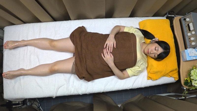 痴●マッサージ 整体治療院盗撮 意識朦朧の女子が睡眠姦されハメ悶える