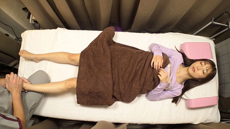 痴●マッサージ2 整体治療院盗撮 意識朦朧の女子が睡眠姦されハメ悶える