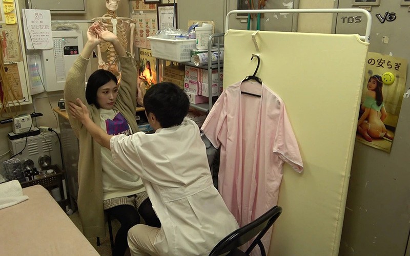 鍼灸院すどう盗撮り下ろし5 吸いこみ強なピンク名器すぎた！/感じてないフリが下手だねえ/イクときに良い顔するんだわ/いい所を責めると足がピーンだね中条鈴華・武藤あやか・渡辺ももか