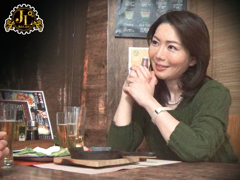 「おばさんを酔わせてどうするつもり？」若い男女で溢れ返る相席居酒屋で一人呑みしている熟女を狙い撃ちで口説いてお持ち帰り！寂しさと欲求不満が募った素人奥さんの乾いたカラダはよく濡れる！！VOL.2