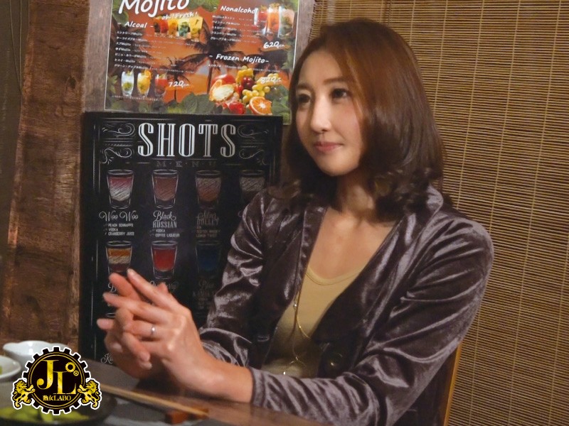 「おばさんを酔わせてどうするつもり？」若い男女で溢れ返る相席居酒屋で一人呑みしている熟女を狙い撃ちで口説いてお持ち帰り！寂しさと欲求不満が募った素人奥さんの乾いたカラダはよく濡れる！！VOL.40