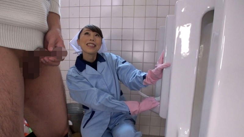 トイレ清掃のおばさんが久々に見る若い男の生チ●ポに発情して「おばさんがキレイにしてあげる…」といきなりお掃除フェラ！！そのまま生ハメ交尾してザーメンまで搾り取っちゃうド変態すぎる五十路熟女！！山崎澄代・宝田さゆり・徳島美沙