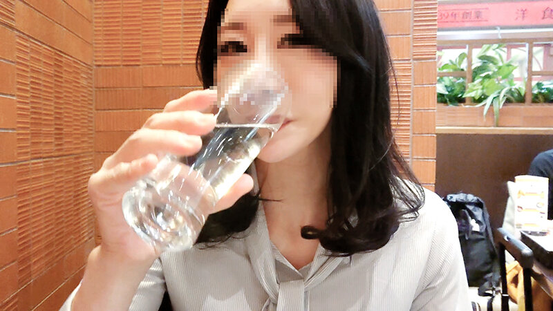 【個人】某大手広告代理店の美人営業部長45歳をハメ撮り。役員である旦那を放ったらかして営業先の20歳年下の男の生肉棒を咥え込む人妻