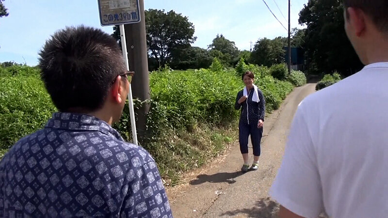 東京から田舎に撮影にきたナンパ隊！散歩中の色白熟女をナンパしてお宅拝見！そのまま3P乱交中出しSEX！