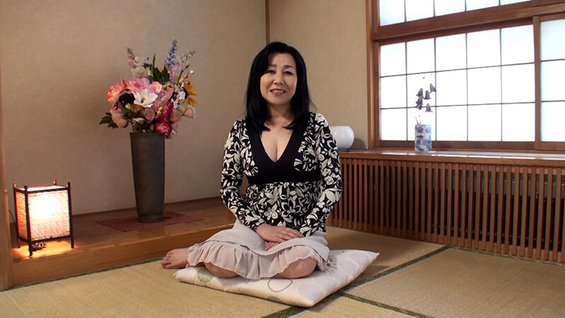 落ち着いた雰囲気の黒髪五十路熟女が人生初のAV出演！女としての最後を飾る為カメラの前で痴態を晒しイキ狂う！