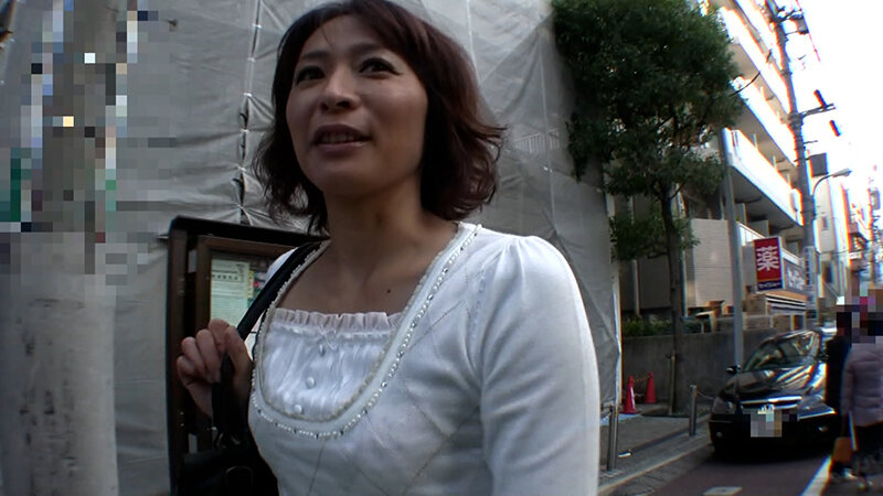 小ぶりな乳房にデカ乳首、淫靡な剛毛、可愛い顔立ちから想像できない下品な肉体！旦那さんの肉棒しか知らない美熟女が淫乱開花…