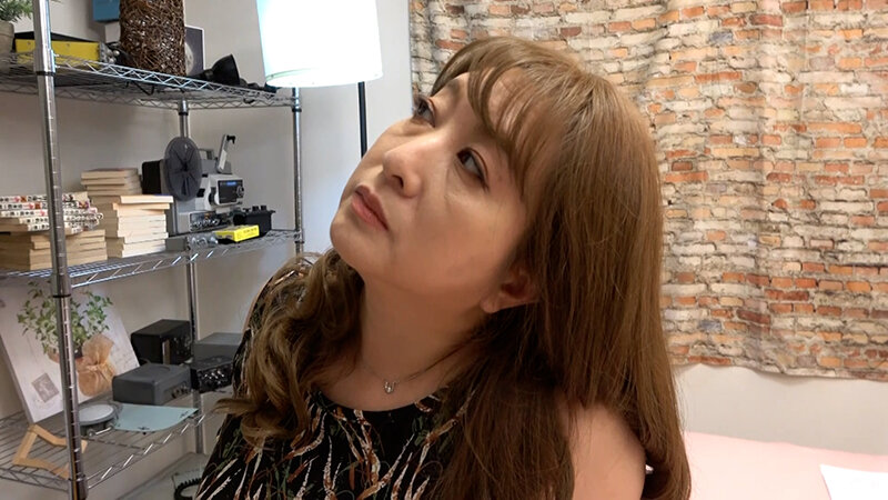 クーラーの修理にきた電気屋を誘惑するセックスレスで欲求不満の巨乳熟女！