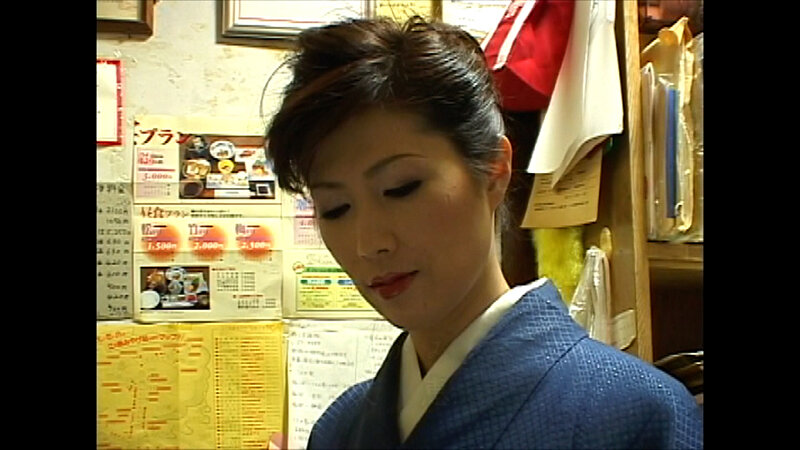 江の島のとある老舗旅館に訪れた訳アリカップルの男性客を誘惑する美人女将。それぞれの人間模様が交差する官能エロドラマ！