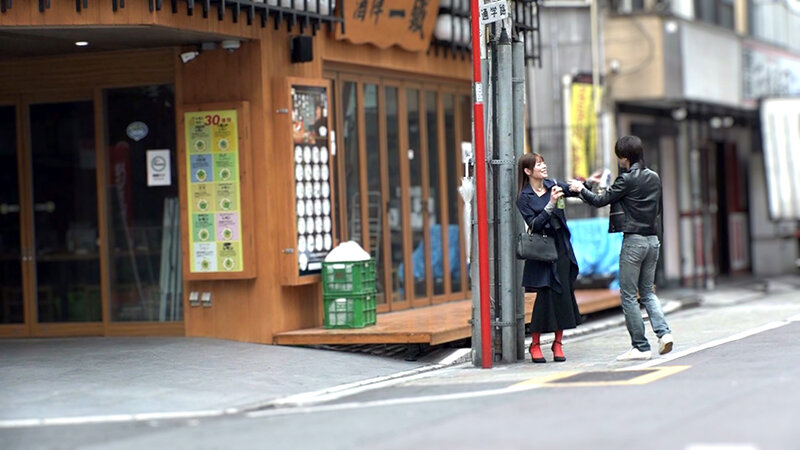 【鬼エロ人妻の美巨乳Eカップの淫乱ボイン美女を路上でGET】【路上で見つけた欲求不満のオーラぷんぷんのエロ痴女発見！！】とりあえずお店で飲んで歌う…！？いや弄るしかないでしょ初対面でディープキスとチク舐め店内デート許す淫乱妻！！もうこれ以上は…都月るいさ都月るいさ