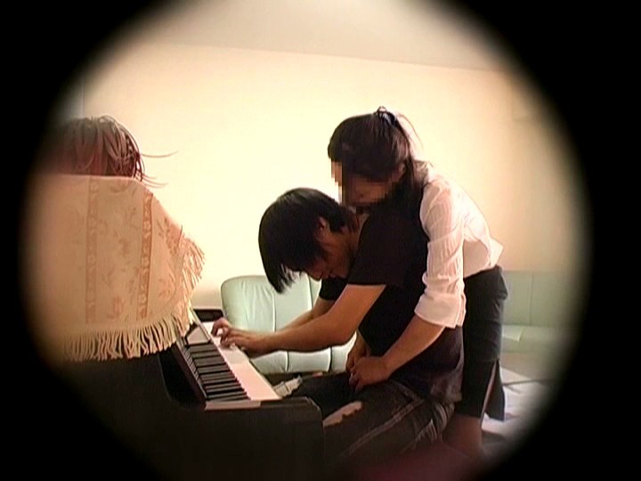 実在する人妻淫乱ピアノ教師 レッスン中にワイセツ6人180分