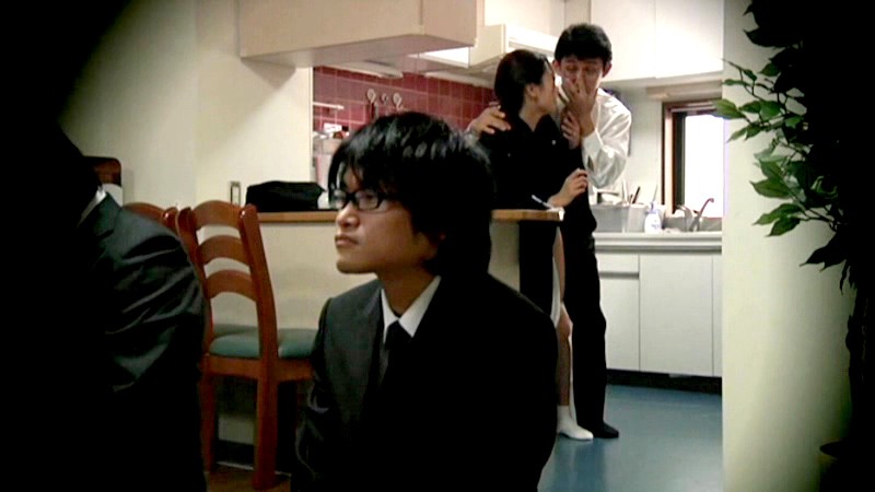 旦那の葬式中に未亡人を寝取り娘も寝取った映像の記録