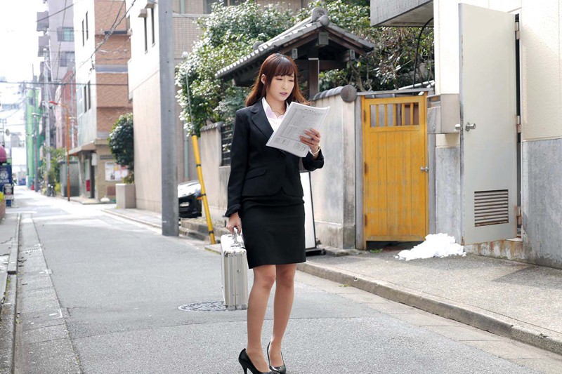 訪問先でおもちゃの実演販売をするトップセールスレディ 蓮実クレア蓮実クレア