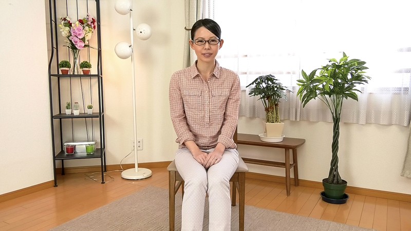 近所のコンビニで働く地味でマジメなくびれボディの美尻主婦 北山さん29歳