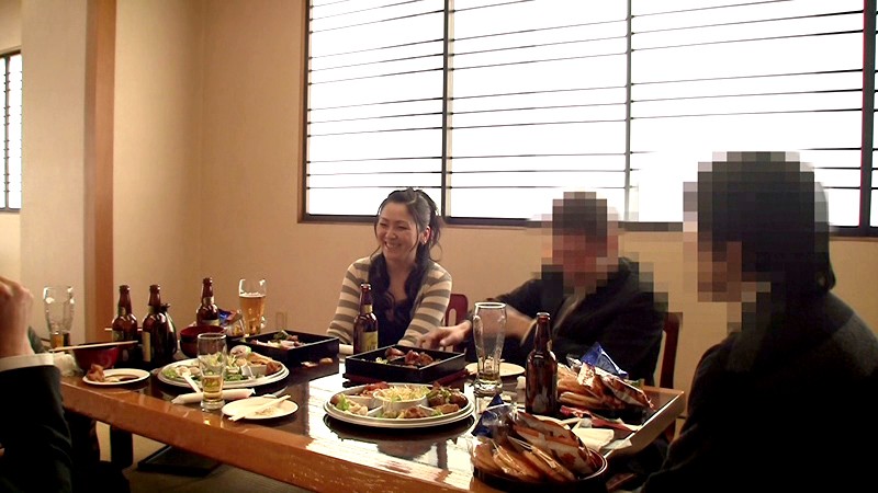 借金返済の為に知人の新年会にて強●ストリップさせられた人妻