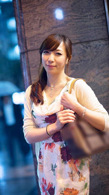 ラグジュアリーエロス 清楚で品良くセレブな熟女たち ナンパ中出し12人4時間SP15