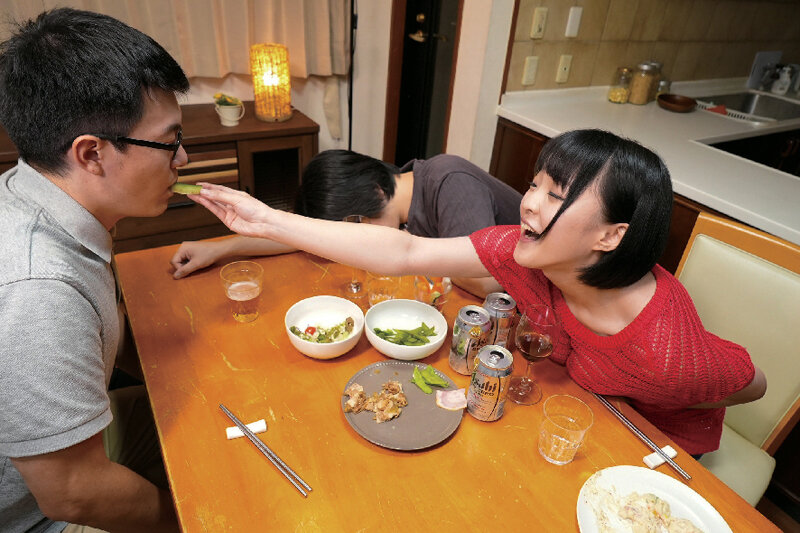 夫が酔い潰れたスキに男を誘惑するロリ巨乳痴女妻！ 音風ねる音風ねる