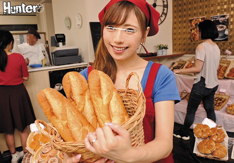 その突き出したデカ尻のパンティラインはわざと！？ボクのバイト先のパン屋の若妻パートさんは、いつもピタッとしたズボンを履いていて前屈みでモノ…