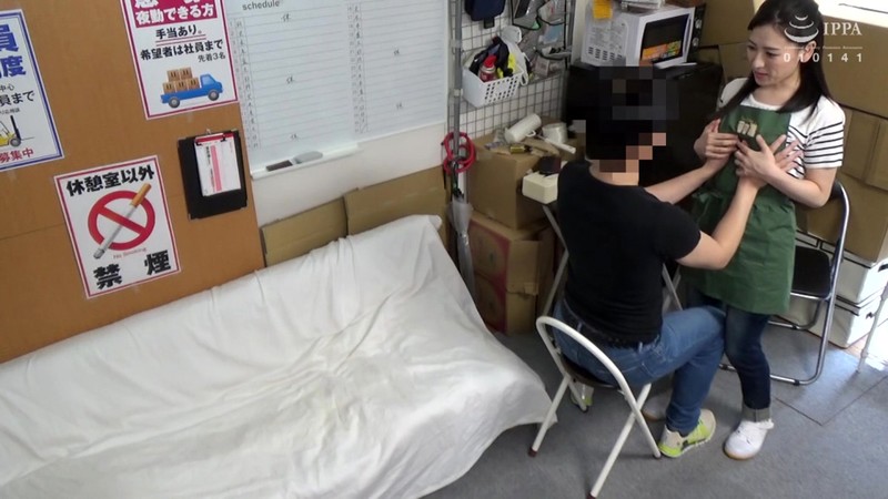 パートの人妻さんが若い従業員をこっそり連れ込んで楽しむヤリ部屋になっているバイト先の休憩室15