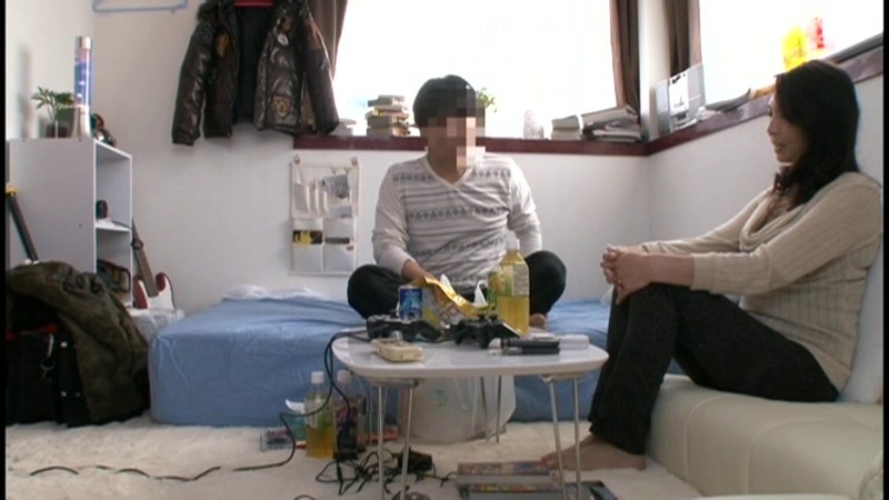 イケメンが熟女を部屋に連れ込んでSEXに持ち込む様子を盗撮したDVD。～強引にそのまま中出ししちゃいました～