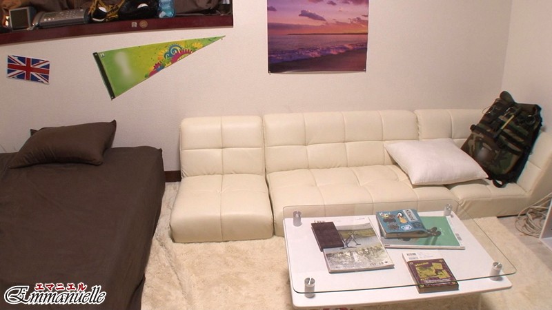 イケメンが熟女を部屋に連れ込んでSEXに持ち込む様子を盗撮したDVD。 11～強引にそのまま中出ししちゃいました～