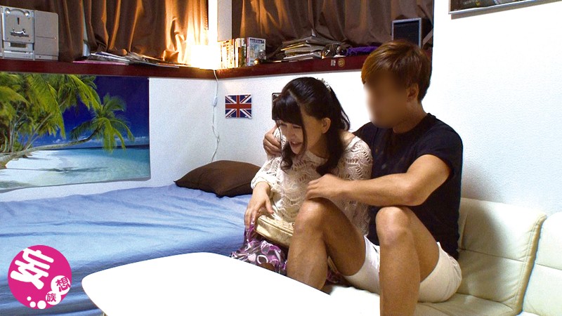 イケメンが熟女を部屋に連れ込んでSEXに持ち込む様子を盗撮したDVD。 16～強引にそのまま中出ししちゃいました～四十路ボイン編