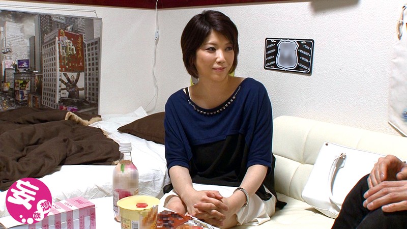 イケメンが熟女を部屋に連れ込んでSEXに持ち込む様子を盗撮したDVD。24～強引にそのまま中出ししちゃいました～