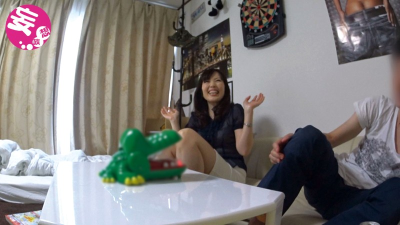 イケメンが熟女を部屋に連れ込んでSEXに持ち込む様子を盗撮したDVD。54～強引にそのまま中出ししちゃいました～