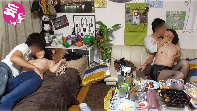 イケメンが熟女を部屋に連れ込んでSEXに持ち込む様子を盗撮したDVD。71～強引にそのまま中出ししちゃいました～ イケメンにハマってしまった熟女が超美人の友達を連れて戻ってきました！ワイワイたこパ～大乱交スペシャル！！