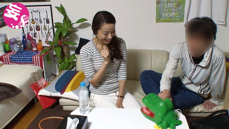 イケメンが熟女を部屋に連れ込んでSEXに持ち込む様子を盗撮したDVD。76～強引にそのまま中出ししちゃいました～