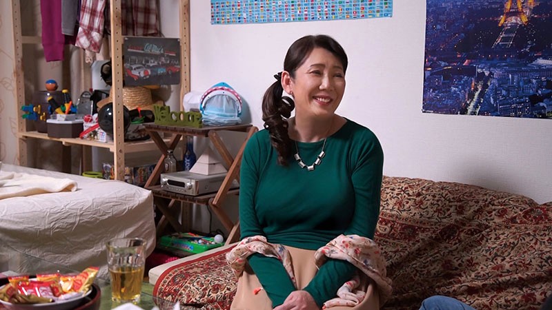 イケメンが熟女を部屋に連れ込んでSEXに持ち込む様子を盗撮したDVD。144～強引にそのまま中出ししちゃいました～