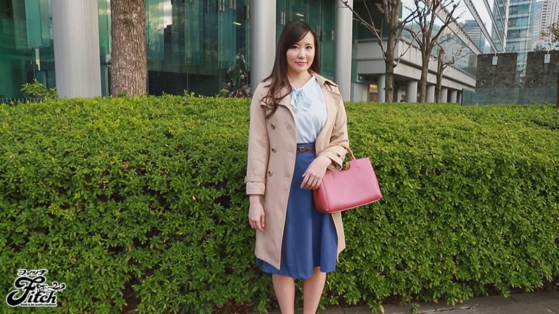 スラリと伸びた長い脚の高身長スタイルと天然巨乳が美しい笑顔がとても素敵な人妻が夫に内緒でAVデビュー！ 黒木美沙黒木美沙