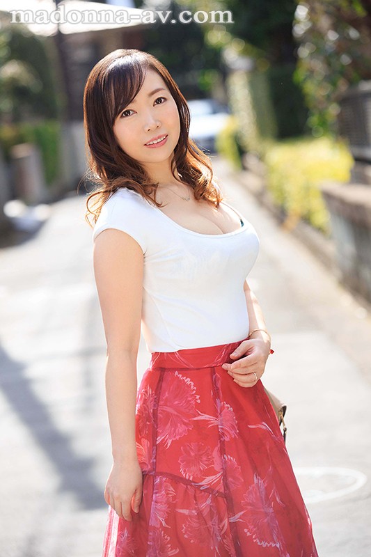 恥ずかしいけど、濃厚なKISSがしたい―。 某化粧品メーカー口紅開発部で働く人妻 喜久田みつは 42歳 AV Debut！喜久田みつは