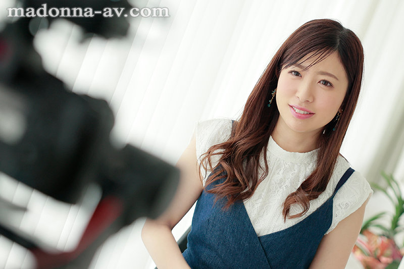 その笑顔、ずっと見ていたい。 弘中優 28歳 AV DEBUT ハートに刺さる微笑み、不倫したくなる距離感―。弘中優