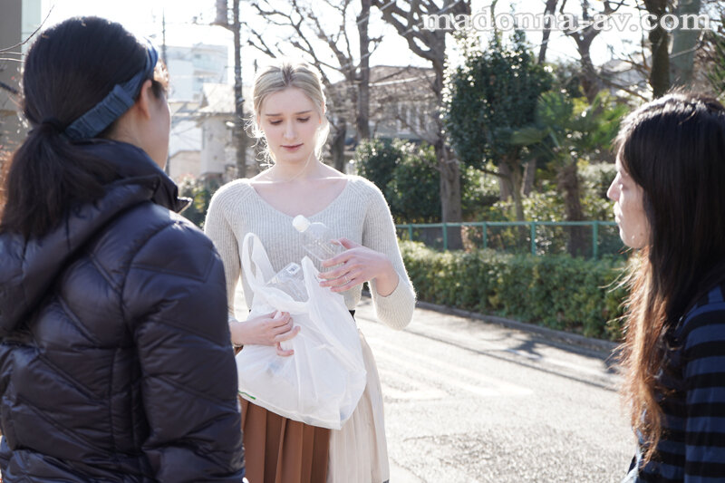 団地に馴染めない異国妻と、言葉すらいらない濃密セックスー。 リリー・ハートリリー・ハート