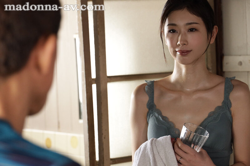 汗ほとばしる人妻の圧倒的な腰振りで、僕は一度も腰を動かさずに中出ししてしまった。 小松杏小松杏