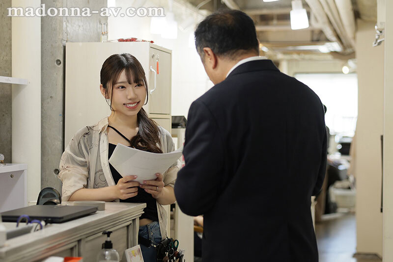 「絶対に、絶対に…声出しちゃダメですよ？」美容関係の営業の僕は店長の芽衣さんとある日、突然急接近ー。閉店後も、営業中も…濃密W不倫に溺れている。 さつき芽衣さつき芽衣