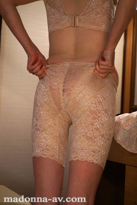 美しすぎる高級矯正下着の人妻 岡野美由紀岡野美由紀