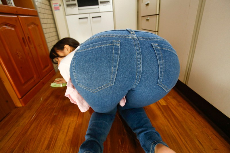 ぴたぴたジーパンずり下げセックス！4時間 出張に来てくれた家政婦が意外にも可愛かったのでゴムなし妊娠確実の情熱的なバックで大量中出し！