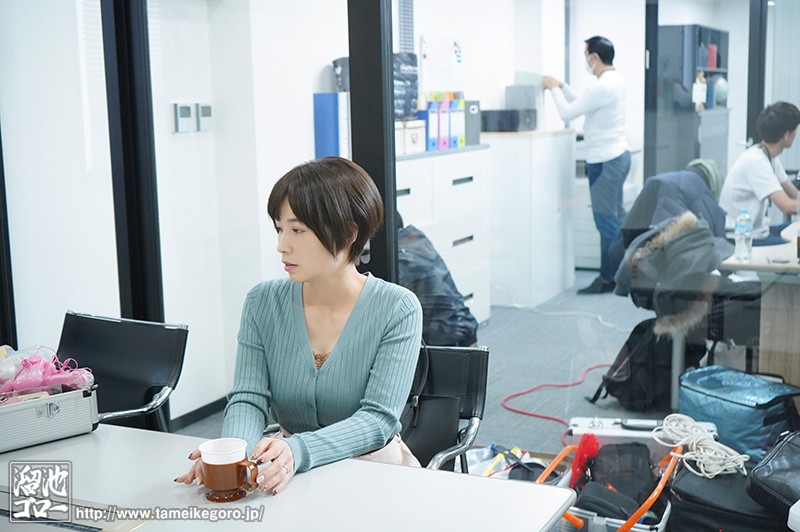 溜池ゴロー15周年YEARコラボ第2弾 「映像関係」というパート募集に応募して採用された会社はAVメーカー。ADとして働き始めたのにいつのまにか人妻女優としてAVデビュー 奥田咲奥田咲