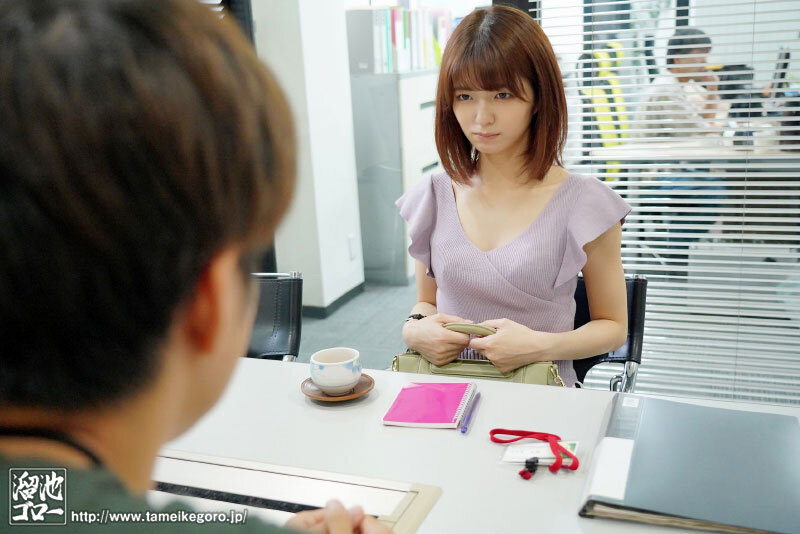 「映像関係」というパート募集に応募して採用された会社はAVメーカー。ADとして働き始めたのにいつのまにか人妻女優としてAVデビュー 倉本すみれ倉本すみれ