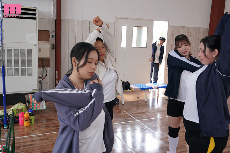 むっちり爆乳ママさんバレーハーレム 練習の息抜きと称して超デカ乳圧迫！肉感包囲！若チ●ポを喰らい中出し精搾する極むち欲求不満おばさんズ藤沢麗央・夕季ちとせ・本真ゆり