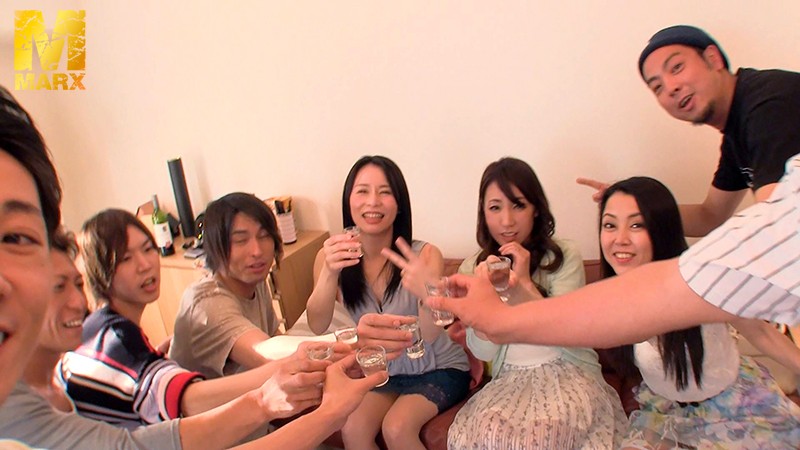 お酒の力を借りてどうにかこうにかセックスしたい男たちが旦那とセックスレスで欲求不満の人妻を飲ませて酔わせてヤリ捨てポイ！井上綾子・絢葉由貴・藤澤美織